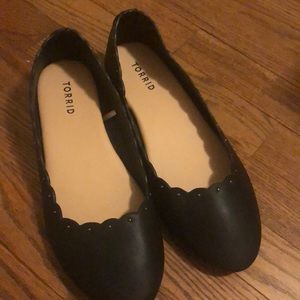 TORRID 8.5W Scalloped Edge Black Studded Flats